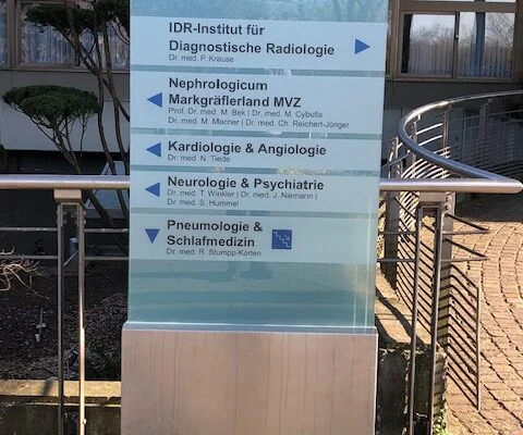 Folienbeschriftung Glasstele